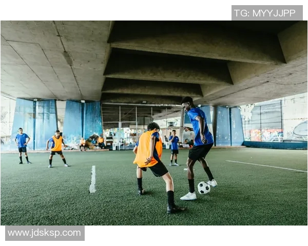 足球明星骑踏板挑战赛精彩瞬间视频播放引发热议与关注