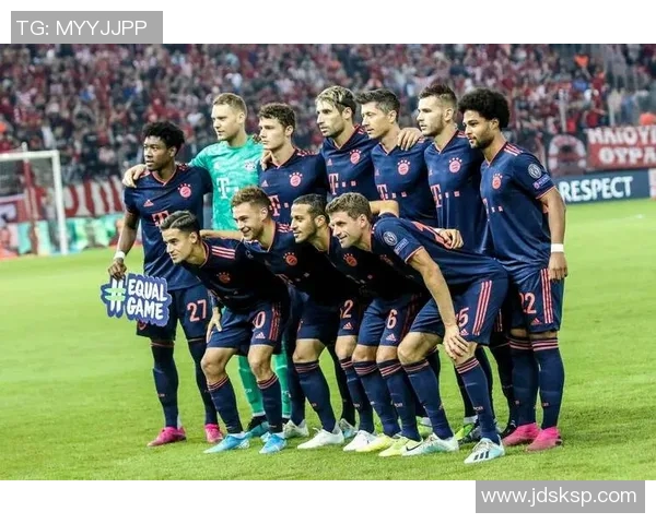 足球明星齐聚一堂高清合影展现绿茵场上的璀璨风采与激情瞬间