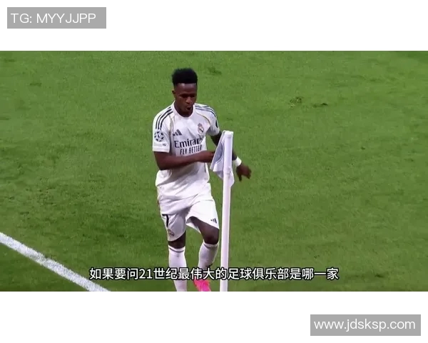 足球明星遭遇球迷扔东西事件视频曝光引发热议与讨论